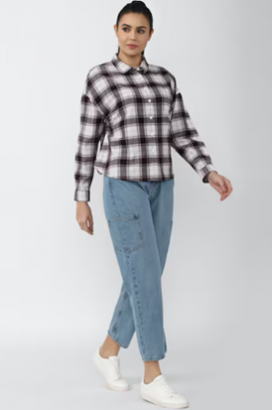 oversized shirt with skinny jeans and white casual shoes